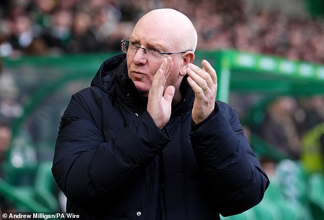 तो खूप अनुभवी आहे, त्याची एका खेळाडूवर चांगली नजर आहे आणि त्याचे संघ मनोरंजक, आक्रमण करणारे फुटबॉल खेळतात… मग फाल्किर्क बॉस जॉन मॅकग्लिनला एका मोठ्या क्लबने संधी का दिली नाही?