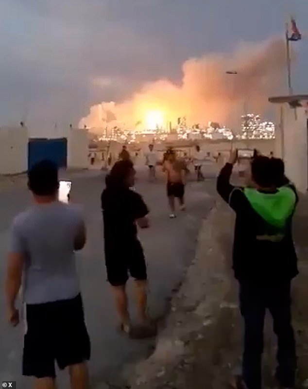 फायरबॉल स्फोटांनी बहरीन तेल सुविधा हादरली तर इराणी क्षेपणास्त्रे ऊर्जा पायाभूत सुविधांना लक्ष्य करतात