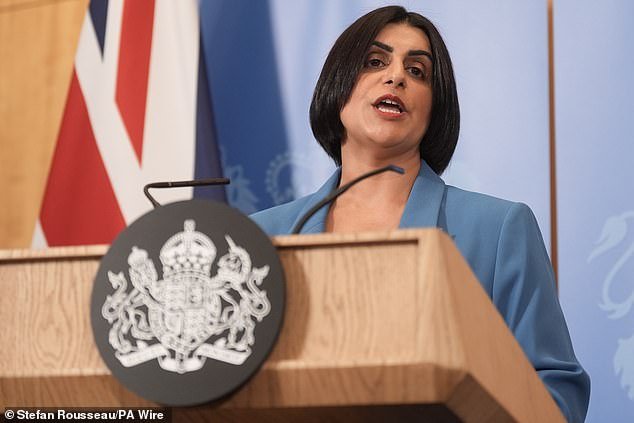 इमिग्रेशन विरुद्धच्या तिच्या ताज्या मोहिमेबद्दल गृह सचिवांना सहकारी कामगार खासदारांकडून मोठ्या प्रतिक्रियेचा सामना करावा लागत आहे, ज्याची तुलना डोनाल्ड ट्रम्पच्या ICE पुढाकाराशी केली जाते.