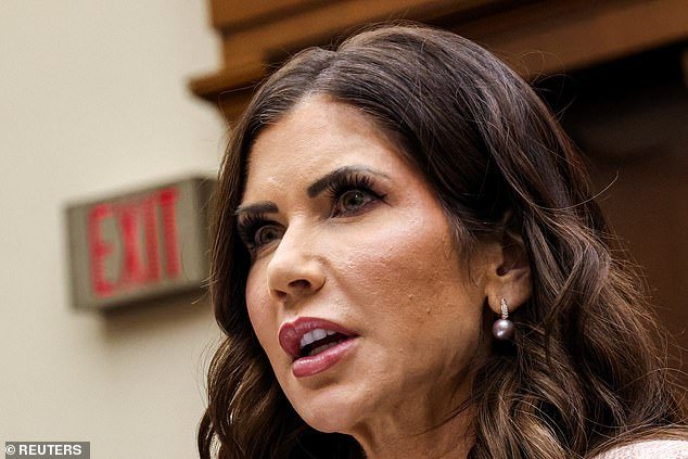 आतमध्ये क्रिस्टी नोएमच्या कृपेने आश्चर्यकारकपणे पडणे… आणि ज्या क्षणी ट्रम्प शेवटी तिच्याकडे वळले