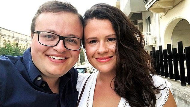 आपल्या पतीवर चिनी हेरगिरी केल्याच्या आरोपानंतर स्कॉटिश लेबर खासदाराने आपल्या पदाचा राजीनामा दिला