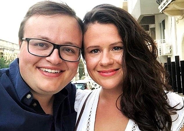 चीनमधील हेरगिरीच्या तपासात पती आणि दोन ब्लेअर-युग सरकारच्या सल्लागारांना अटक केल्यानंतर लेबर खासदाराने स्वतःला निलंबित केले