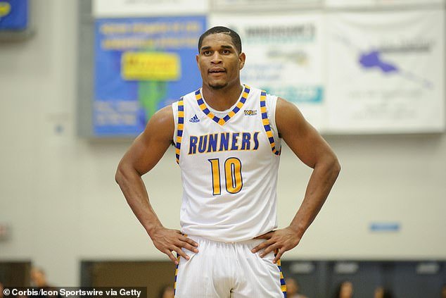 कॉलेजच्या बास्केटबॉल प्रशिक्षकावर पिंप आणि चाइल्ड पोर्नोग्राफीचा आरोप