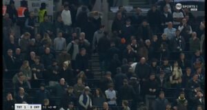 45 मिनिटांच्या विनाशकारी सुरुवातीनंतर संतप्त टोटेनहॅमचे चाहते हाफ टाईमपूर्वी बाहेर पडले, इगोर ट्यूडरच्या बाजूने तीन गोल खाली आणि दहा पुरुषांवर सोडले कारण रेलीगेशनचे संकट अधिक गडद झाले.