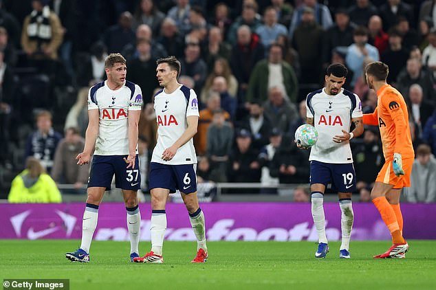 Tottenham 1-3 Crystal Palace: Spurs ने स्व-नाशात एक मास्टरक्लास सेवा दिली आहे जेणेकरुन निर्वासन संकटात खोलवर बुडतील, मॅट बार्लो लिहितात – इगोर ट्यूडर उत्तर लंडनवासीयांना अधिक स्तब्ध बनवतात आणि त्यांचे दिवस कदाचित मोजले जातील.