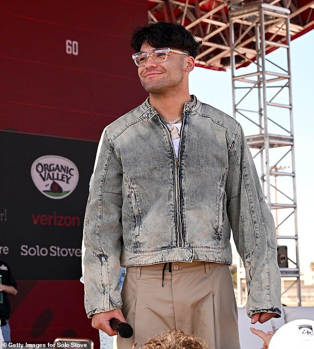 सिडनी स्वीनी आणि सारा सफारी यांच्याशी जोडल्यानंतर पुका नाकुआ तिच्या वाइल्ड डेटिंग लाइफबद्दल उघडते