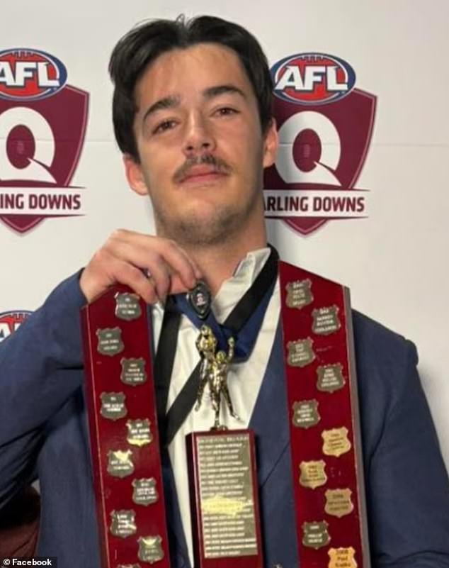 व्हिक्टोरियामध्ये एका वाढदिवसाच्या पार्टीत १४ वर्षीय मुलीवर बलात्कार केल्याची कबुली दिल्यानंतर २४ वर्षीय जेडेन फिट्झ आणि २६ वर्षीय रिले ग्लेन स्मिथ या दोन फुटबॉलपटूंना तुरुंगात टाकण्यात आले आहे.