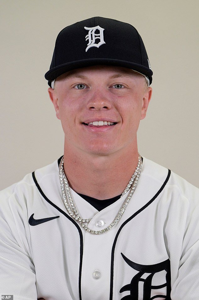 टॉप टायगर्स प्रॉस्पेक्ट मॅक्स क्लार्क संघाच्या परदेशातील रोड ट्रिपवर रोख रक्कम आणि घड्याळे चमकवल्याबद्दल चाहत्यांनी फटकारले