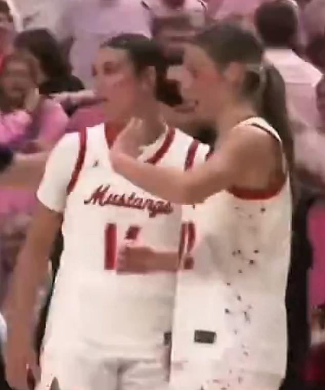 आयोवा गर्ल्स हायस्कूल बास्केटबॉल खेळ उन्मादात संपला कारण एका खेळाडूने अंतिम 21 सेकंदात आठ गुण मिळवले