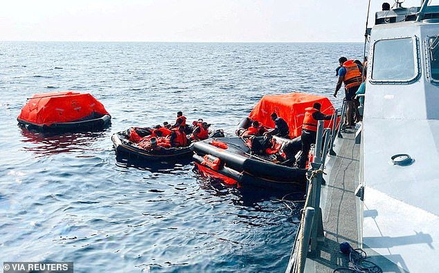 इराणी नौदलाच्या क्रूला त्यांच्या जहाजाचे इंजिन निकामी झाल्यानंतर श्रीलंकेतून सोडवले जाणे आवश्यक आहे – दुसर्या युद्धनौका टॉर्पेडोने बुडल्यानंतर एक दिवस