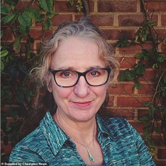 एका जोडप्याने त्यांच्या लक्षाधीश शेजाऱ्यांशी त्यांच्या £1.3 मिलियनच्या घराबाहेरील एका छोट्या भूखंडावर कायदेशीर लढाई जिंकली आणि शेजारी राहणा-या कंपनीच्या बॉसने गार्डन ग्नोम लावला.