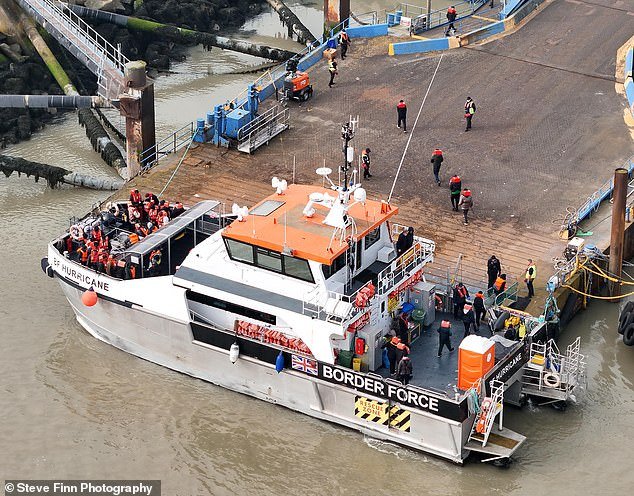 इराणी स्थलांतरित आधीच चॅनल कोस्टवर युद्धापासून वाचण्यासाठी ब्रिटनमध्ये पोहोचण्याचा प्रयत्न करीत आहेत – आणि त्यांनी चेतावणी दिली की ‘त्यांच्या मार्गावर बरेच आहेत’