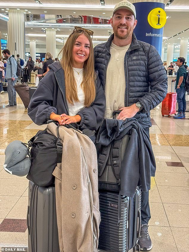 ब्रिटनने वेढा घातलेल्या दुबईतून पळून जाण्याचा प्रयत्न केला: हॉलिडेमेकर यूएई विमानतळांवर मोठ्या प्रमाणात दहशत पसरवल्याबद्दल बोलतात – त्यांचा एकमेव पर्याय म्हणजे ओमानला जाण्यासाठी आठ तासांचे उड्डाण.