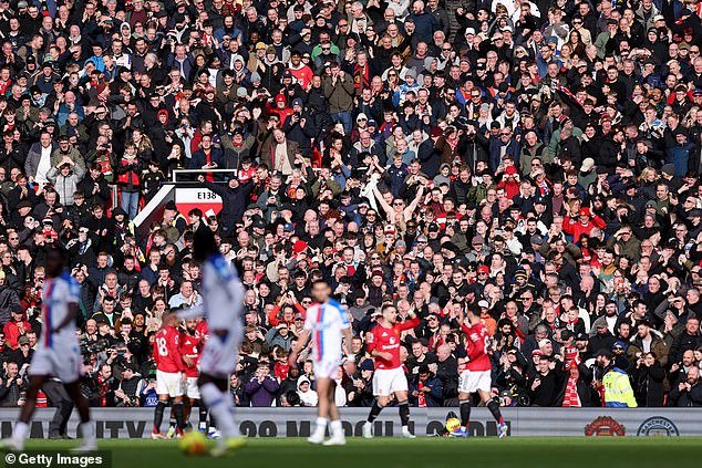 मॅन युनायटेडच्या चाहत्यांनी क्लबकडून ‘दुर्लक्ष’ केल्यावर सीझन-तिकीटांच्या किमती सलग पाचव्या वर्षी वाढल्यानं परत आला आहे.