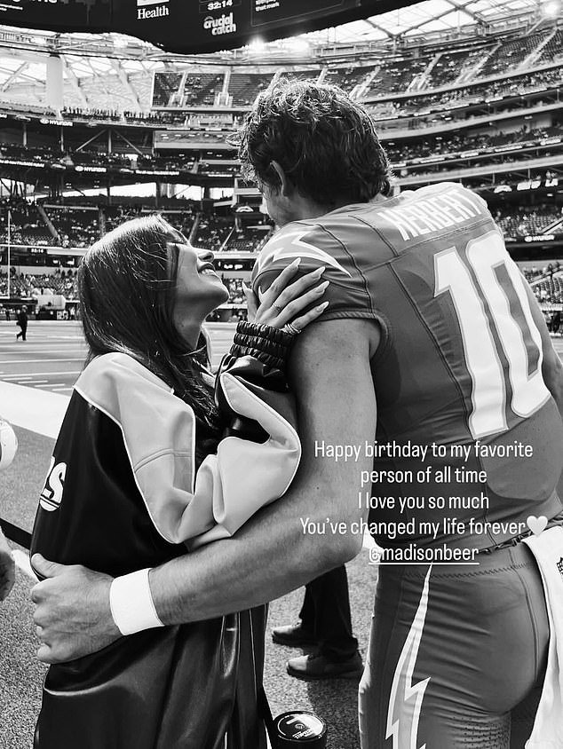 NFL स्टार जस्टिन हर्बर्टने त्याच्या 27 व्या वाढदिवशी गर्लफ्रेंड मॅडिसन बिअरवर गळ टाकली: ‘माझे आयुष्य कायमचे बदलले’