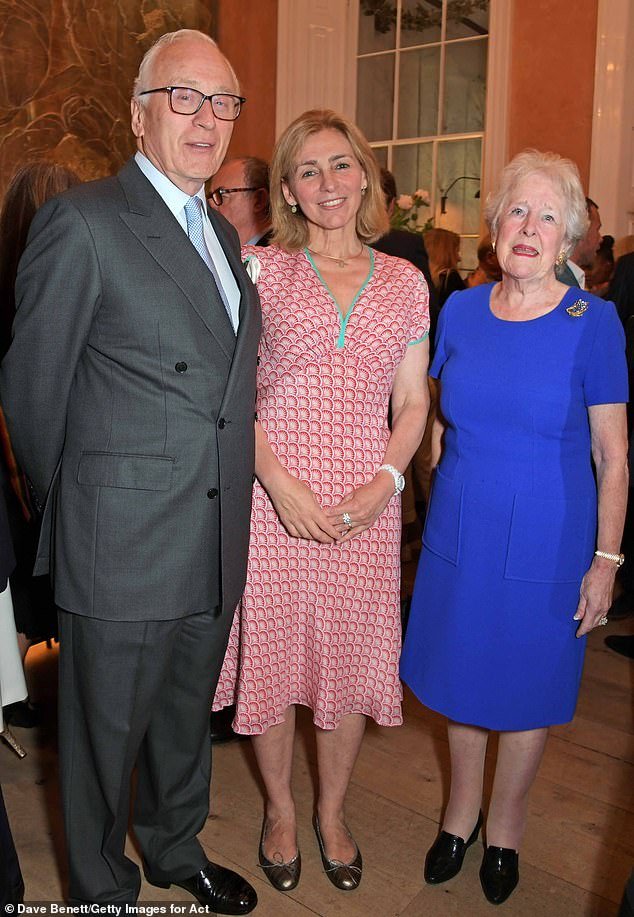 कंझर्व्हेटिव्ह पीअरने हाऊस ऑफ लॉर्ड्समधून राजीनामा दिला आहे ज्यासाठी त्यांनी काम केलेल्या कंपनीला कोविड-युग पीपीई सौद्यांवर एक वर्षासाठी बंदी घातली आहे.