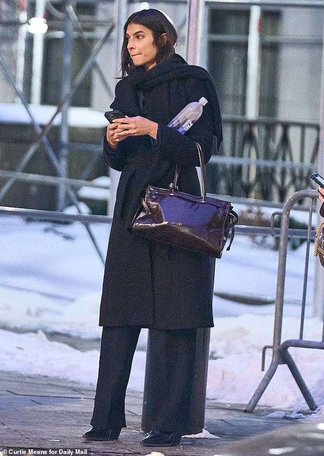 बंधू अलेक्झांडरच्या दोन बायकांच्या गुप्त जीवनात: दोन मॉडेल्स…आणि एक पळून गेलेली (तिच्या घरी कथित ‘ट्रॉफी’ सापडल्यानंतर)