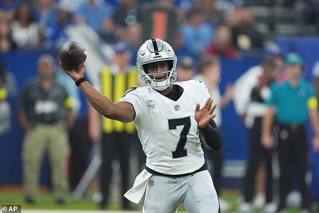 टॉम ब्रॅडी त्याच्याशी व्यापार करण्यात अयशस्वी झाल्यानंतर लास वेगास रेडर्सला त्यांच्या स्वतःच्या चाहत्यांनी तिरस्कार केलेल्या प्रो बाउल स्टारला सोडण्यास भाग पाडले गेले.