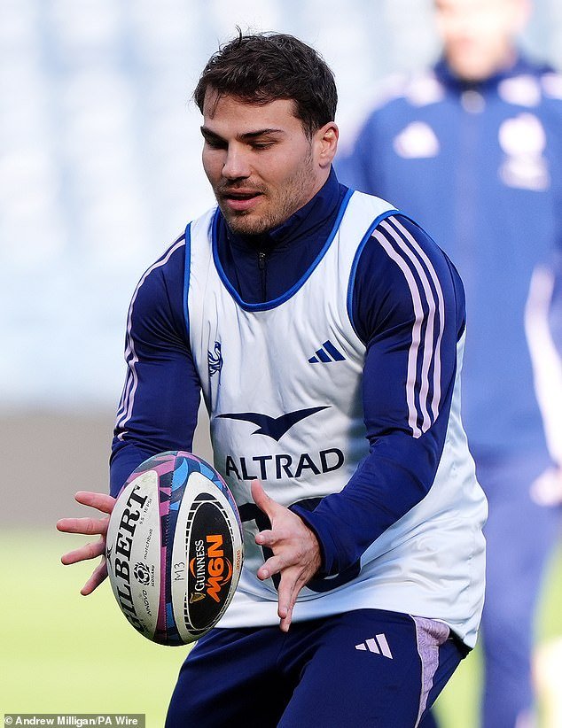 फिन रसेल विरुद्ध एंटोइन ड्यूपॉन्ट: प्रतिभाच्या दोन पिढ्या त्यांच्या शक्तीच्या शिखरावर आहेत. सध्या ग्रहावरील सर्वोत्तम खेळाडूंपैकी दोन. एकाच वेळी एकाच मैदानावर, जिंकण्यासाठी ट्रॉफीसह… हा वयोगटातील खेळ असू शकतो