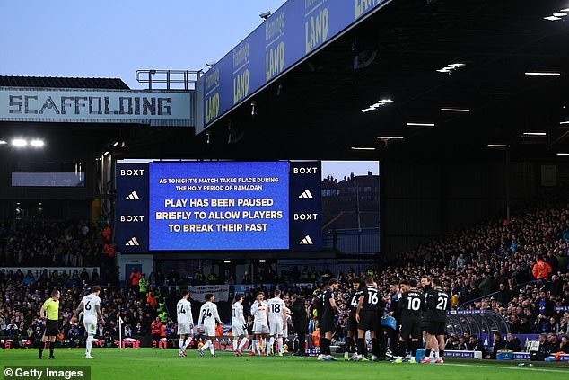 लीड्स मॅन सिटी चकमकी दरम्यान रमजानच्या ब्रेक दरम्यान ‘निराशाजनक आणि अनपेक्षित’ बूइंग स्पष्ट करतात