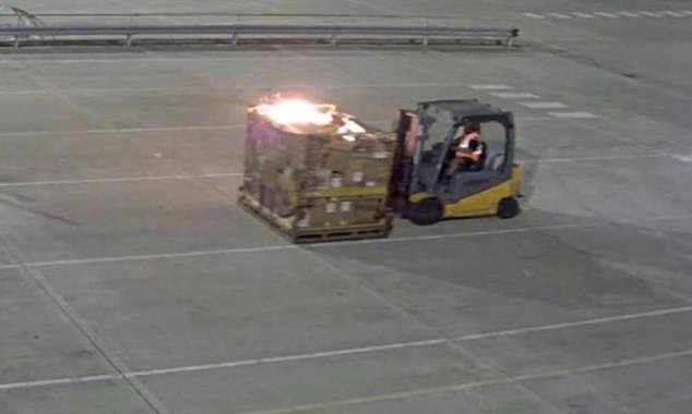 सेक्स टॉय पार्सलमध्ये लपवलेले बॉम्ब हे ‘रशियन हेरांचे काम’ होते: पुतिनच्या हेरांनी यूकेला आग लावणारी उपकरणे पाठवण्यासाठी लिथुआनिया आणि पोलंडमध्ये 22 एजंट नियुक्त केले आहेत.