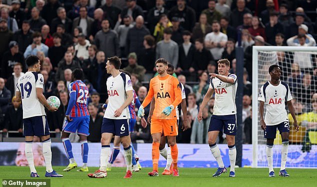 टोटेनहॅमच्या नेतृत्वातील पोकळी त्यांना पदमुक्त करण्याच्या दिशेने खेचत आहे. मॅनेजर कोणीही असो, म्हणूनच संघ खडतर लढतीसाठी तयार केला जात नाही आणि त्याची नजर इतरत्र असते… त्यांच्या दोषांवर प्रकाश टाकणारा खेळाडू, मॅट बार्लो लिहितो