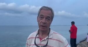 फ्लोरिडातील डोनाल्ड ट्रम्पच्या मार-ए-लागो इस्टेटमध्ये जाताना नायजेल फॅरेजने लेबर चागोस बेटांचा शरणागती करार रद्द करण्यासाठी अमेरिकेवर दबाव आणला.