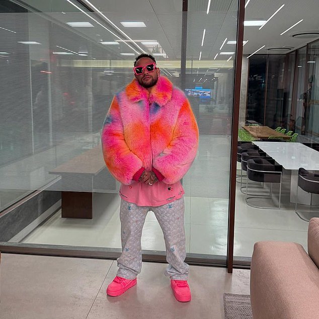 ब्राझिलियन शेफने नेमारवर दावा केला आहे की त्याने फुटबॉलपटू आणि त्याच्या 150 मजबूत संघासाठी 16 तास स्वयंपाक दिवस काम केले.