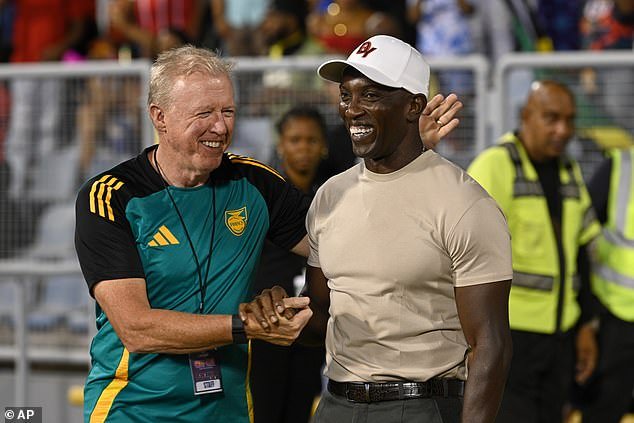 विश्वचषक स्पर्धेसाठी पात्र न ठरल्यामुळे पगारात कपात करण्यास नकार दिल्यानंतर तिहेरी विजेत्या आयकॉनने व्यवस्थापकीय नोकरी सोडली