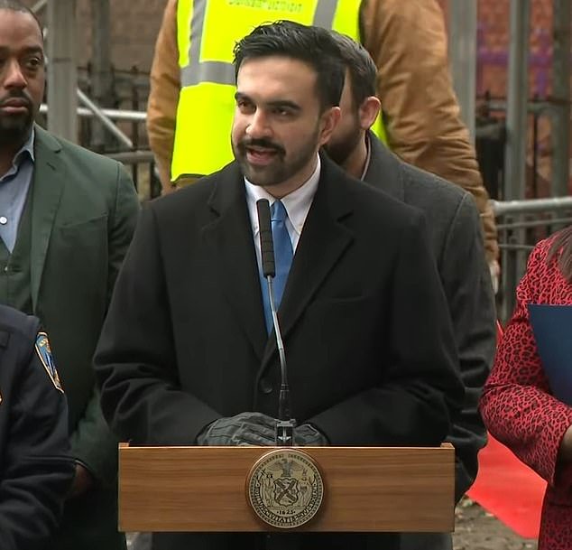 भयंकर इस्रायली हत्याकांडाच्या दुसऱ्या दिवशी, 7 ऑक्टोबर साजरे करणाऱ्या पोस्टबद्दल त्यांच्या पत्नीला विचारले असता न्यूयॉर्क शहराच्या समाजवादी महापौरांची प्रतिक्रिया अत्यंत अस्वस्थ करणारी आहे.