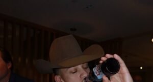 पत्नी ब्रिटनी मित्राच्या लग्नात हँग आउट करत असताना पॅट्रिक माहोम्स एसीएल रिकव्हरी दरम्यान बिअर खातो