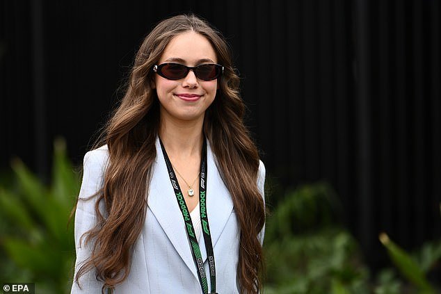 मुलांच्या क्लबमध्ये: ऑस्कर पियास्ट्रेची मैत्रीण लिली जेनिमार ही फॉर्म्युला वनमध्ये प्रवेश करण्याचा प्रयत्न करणारी स्त्री आहे