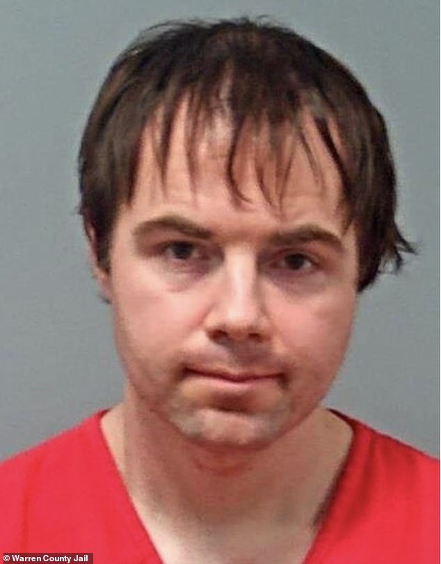 भयानक पेडोफाइल युक्ती ज्याने त्याला पाचव्या बाथरूममध्ये एका तरुण मुलीकडे प्रवेश दिला