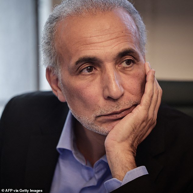 ऑक्सफर्ड युनिव्हर्सिटीतील इस्लामिक स्टडीजच्या माजी प्राध्यापकावर तीन महिलांवर बलात्कार केल्याच्या आरोपावरून गैरहजेरीत खटला चालवला जाईल, न्यायालयाने तो उपस्थित राहण्यासाठी खूप आजारी असल्याचा दावा फेटाळल्यानंतर.