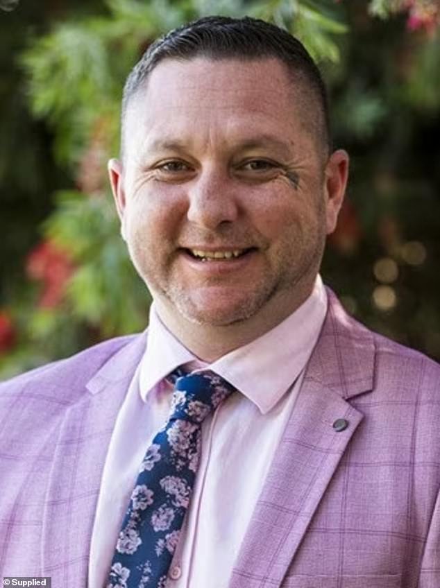 लैंगिक स्पर्शाचा गुन्हा कबूल करूनही नगरसेवकाने नोकरी सोडल्याने गोंधळ