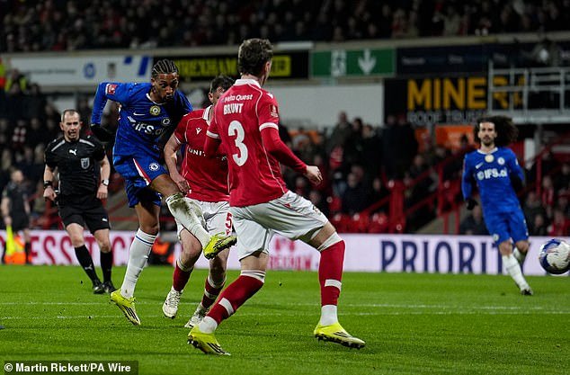 Wrexham 2-4 चेल्सी: 10-माणुस चॅम्पियनशिप संघासाठी हार्टब्रेक कारण ब्लूज एफए कप मोहिमेसह वेल्समधून बाहेर पडले – परंतु रायन रेनॉल्ड्सचे हॉलीवूड द्रष्टे अधिक योग्य आहेत, रियाथ अल-समराय लिहितात