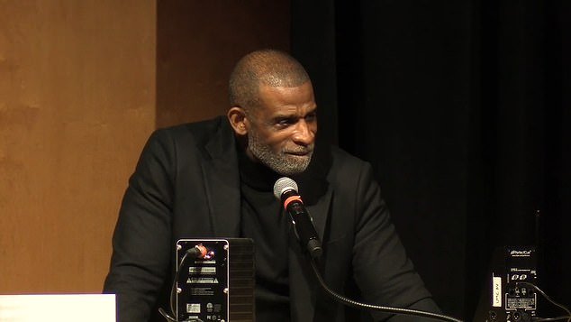 एका दुःखद कार अपघातानंतर त्याच्या क्वार्टरबॅक डॉमिनिक पॉन्डरच्या अंत्यसंस्कारात भावनिक स्तुती करताना डिऑन सँडर्सने अश्रू रोखले.