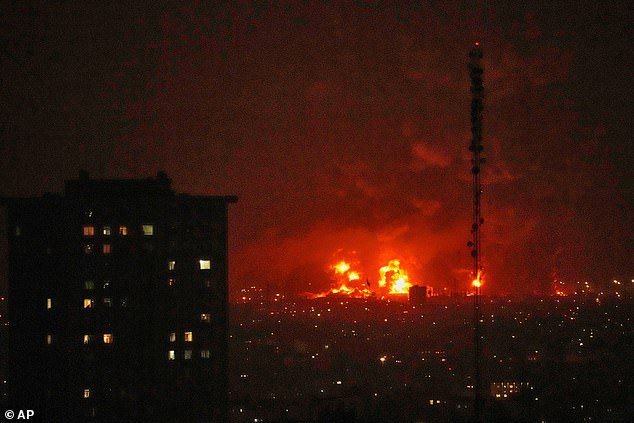 पृथ्वीवरील नरक: रेड क्रेसेंटने चेतावणी दिली की तेहरान विषारी पावसात भिजले जाऊ शकते ज्यामुळे त्वचेला रासायनिक जळजळ होऊ शकते आणि इस्रायलने तेल सुविधांवर बॉम्ब टाकल्यानंतर फुफ्फुसांचे नुकसान होऊ शकते