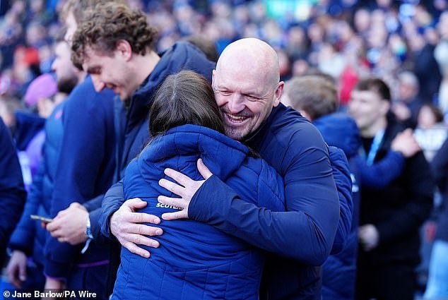 स्कॉटलंडचे मुख्य प्रशिक्षक ग्रेगर टाऊनसेंड हे इंग्लंडचे चाहते बनणार आहेत कारण त्यांच्या संघाच्या ऐतिहासिक सहा राष्ट्रांच्या विजयाच्या आशा शेवटच्या दिवशीच्या नेत्रदीपक शूटआऊटमध्ये जातात.