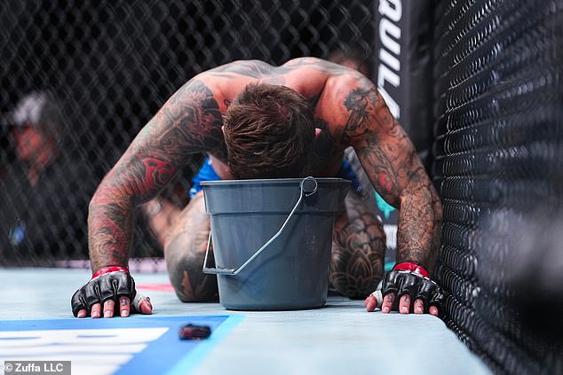 भीतीदायक क्षण UFC फायटरला आजारी झटका घेतल्यानंतर उलट्या होतात – त्याची लढाई जिंकण्यापूर्वी!