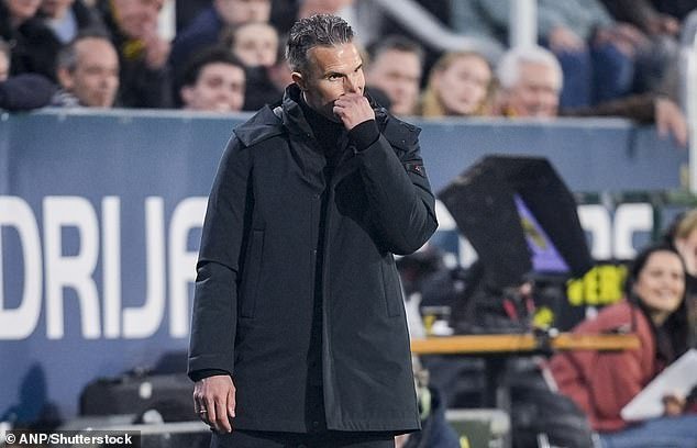 रॉबिन व्हॅन पर्सीने त्याला काढून टाकल्याबद्दल फेयेनूर्डच्या चाहत्यांवर जोरदार प्रहार केला – कारण डच दिग्गजांनी निर्वासन-धमकीत असलेल्या विरोधकांना गुण सोडले