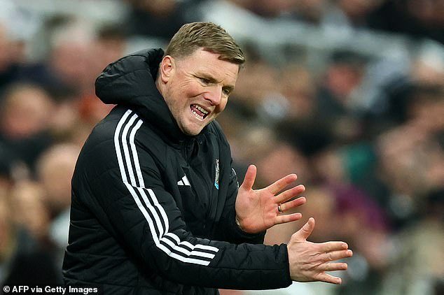 ‘एडी हॉवे आउट’ ही आता न्यूकॅसलची गोष्ट आहे. अप्रतिम आहे. चाहत्यांचा राग अर्ध-रुची असलेल्या सौदी मालकांवर निर्देशित केला पाहिजे ज्यांनी इतके वचन दिले परंतु इतके कमी वितरित केले आणि व्यवस्थापक आणि क्लबला वाईटरित्या खाली सोडले, ऑलिव्हर होल्ट लिहितात