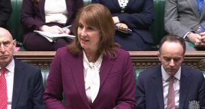 अमेरिकेच्या नेतृत्वाखालील संघर्षाने इंधनाच्या किमती विक्रमी उंचावल्या जातील या भीतीने इराण युद्धामुळे लोकांच्या पॉकेटबुकवर ‘महागाईवर दबाव’ येऊ शकतो, असा इशारा रॅचेल रीव्हस यांनी दिला आहे.