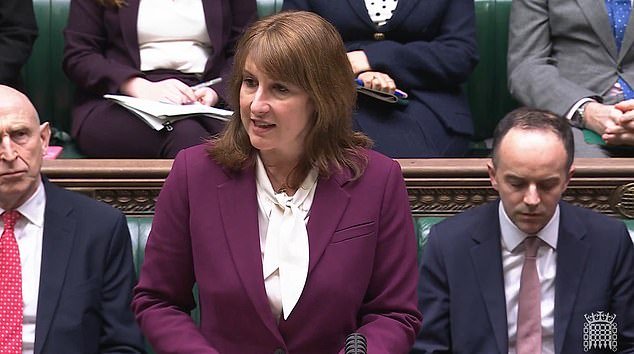 अमेरिकेच्या नेतृत्वाखालील संघर्षाने इंधनाच्या किमती विक्रमी उंचावल्या जातील या भीतीने इराण युद्धामुळे लोकांच्या पॉकेटबुकवर ‘महागाईवर दबाव’ येऊ शकतो, असा इशारा रॅचेल रीव्हस यांनी दिला आहे.