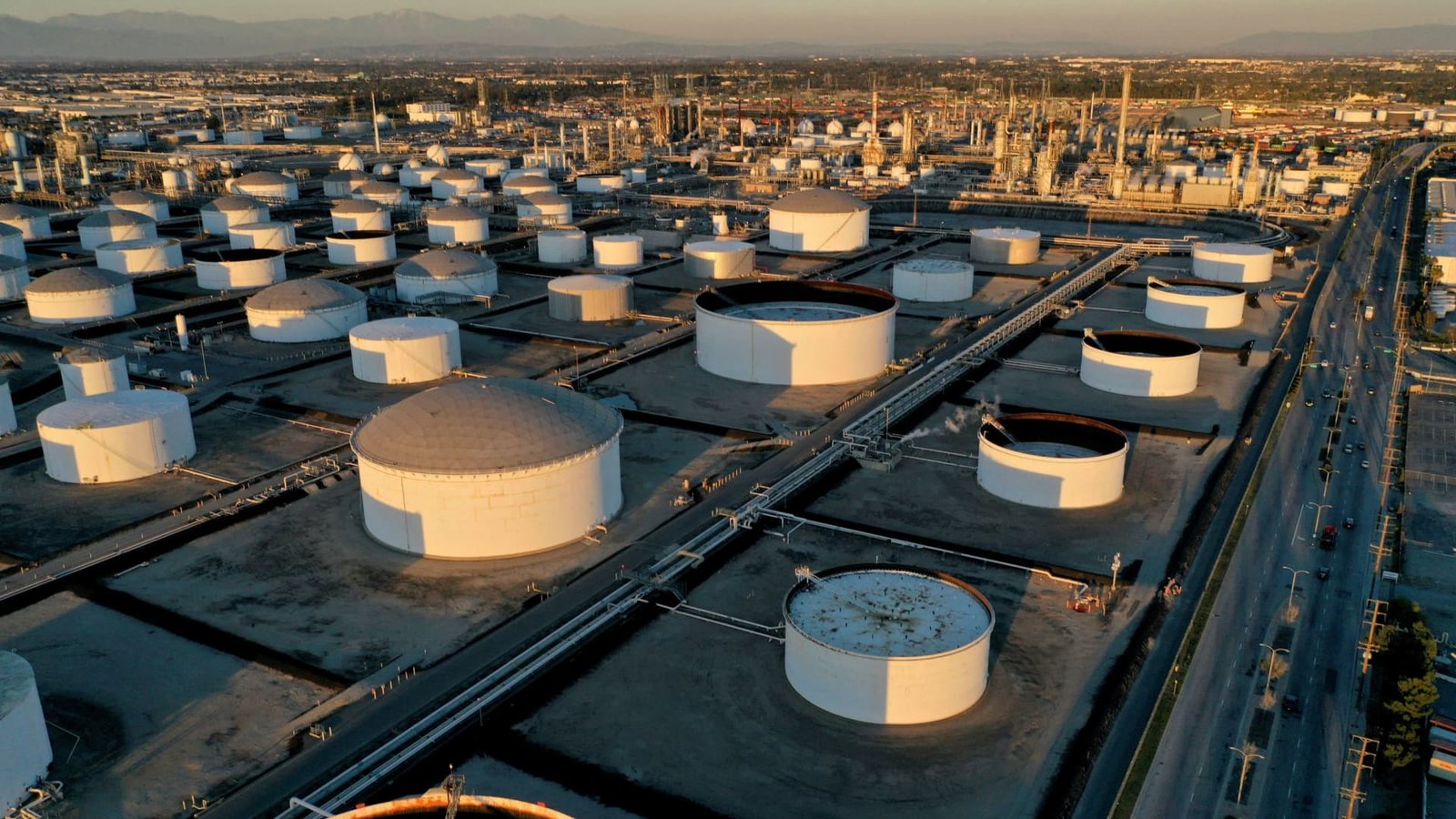 इराण युद्ध सातव्या दिवसात प्रवेश करत असताना तेलाच्या किमती वाढल्या