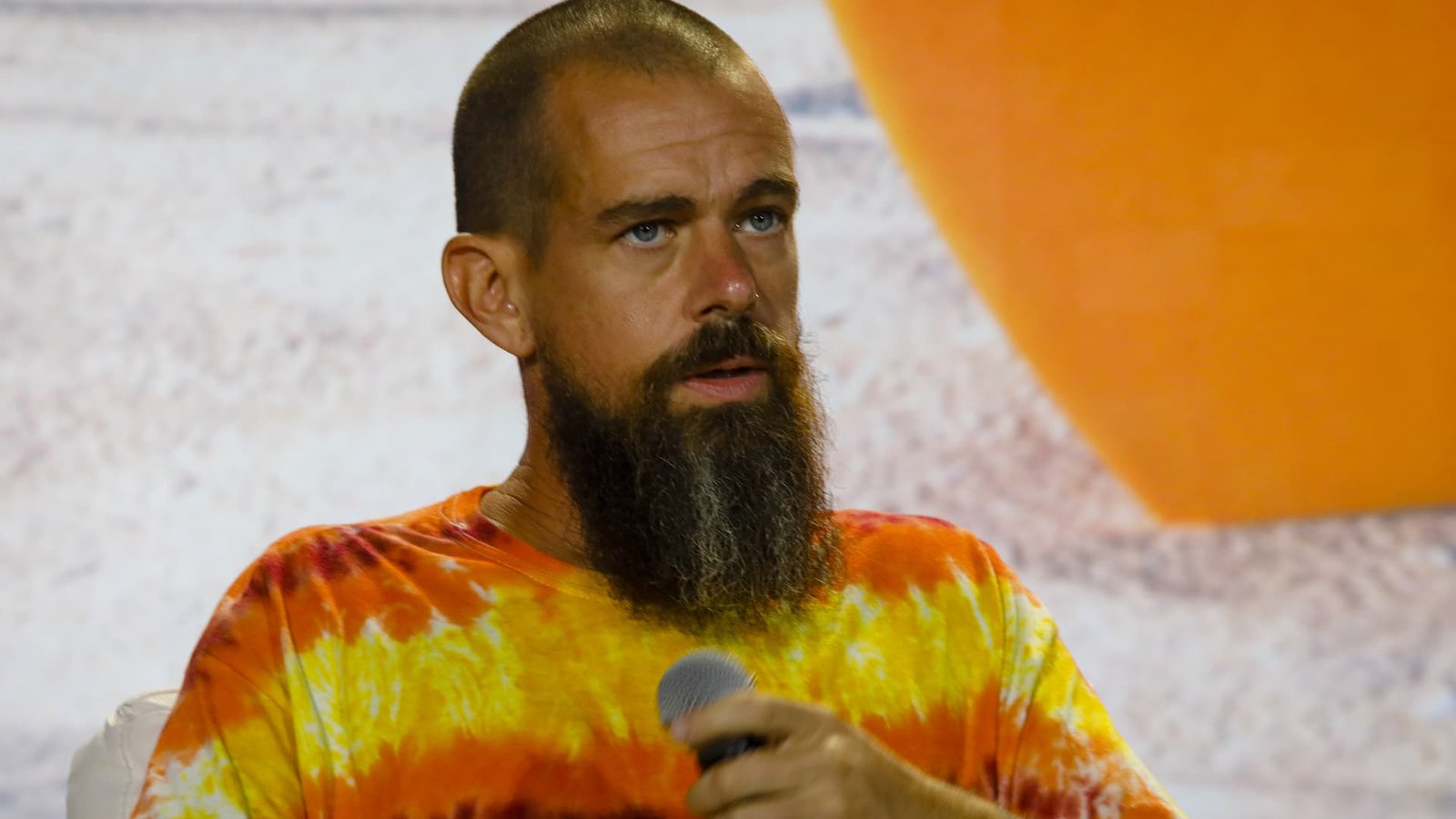 सुमारे 4,000 टाळेबंदी, सुमारे अर्धे कर्मचारी