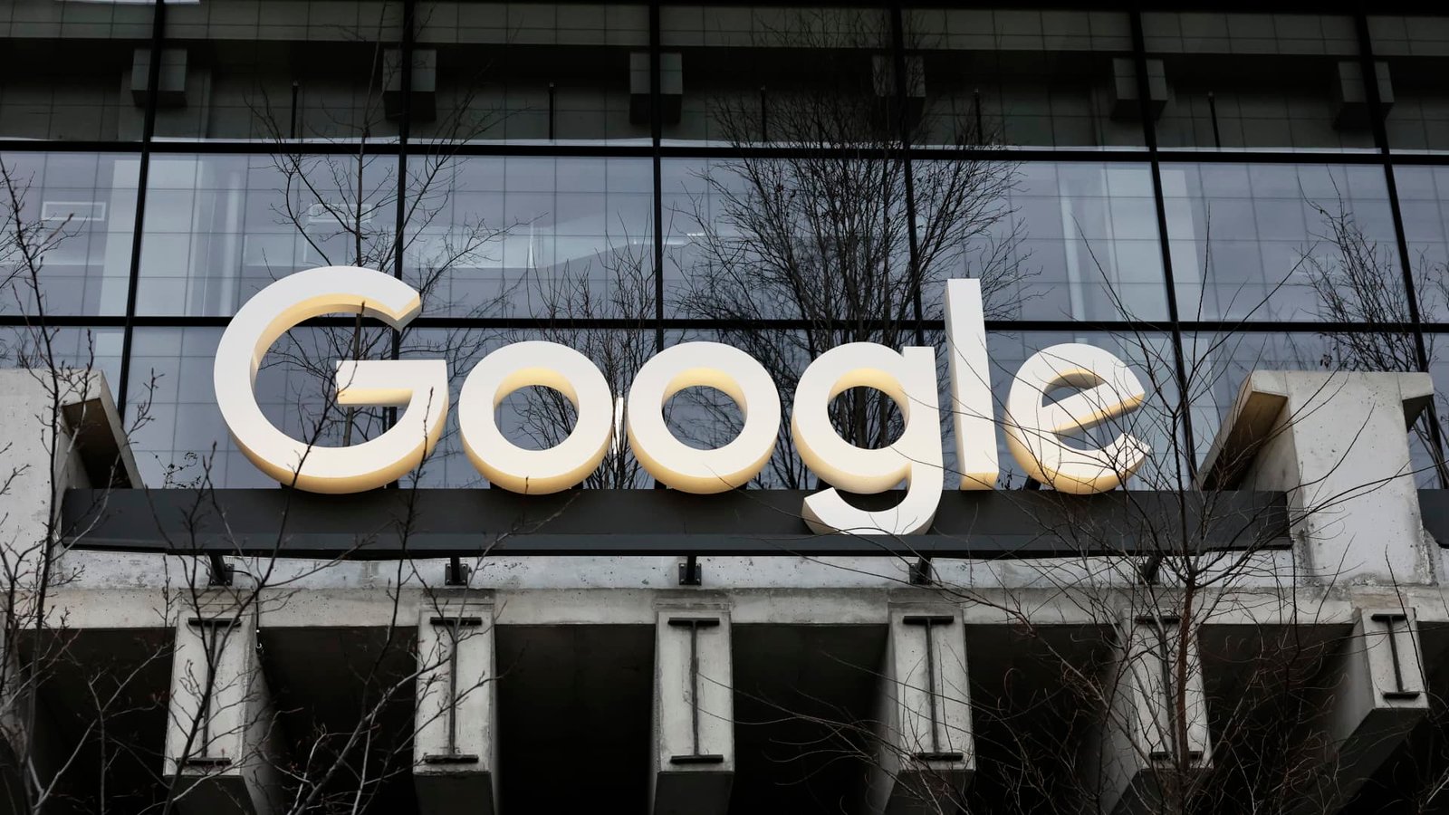 गुगलची गोपनीय माहिती चोरून ती इराणला पाठवल्याचा आरोप तीन अभियंत्यांवर आहे