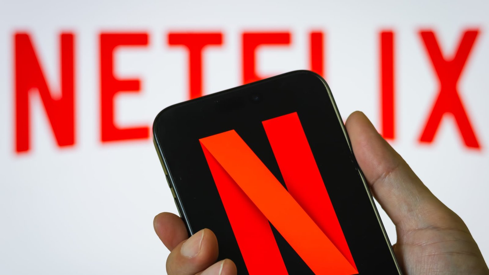 नेटफ्लिक्सने वॉर्नर ब्रदर्स डिस्कव्हरी बिडिंग वॉरमधून बाहेर काढले