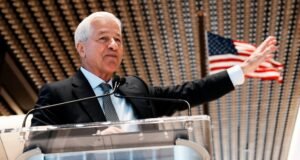 जेपीएमचे सीईओ जेमी डायमन म्हणतात की एआय कार्यबलाचा आकार बदलत आहे, बँक ‘मोठ्या प्रमाणात पुनर्नियोजन’ करण्याची योजना आखत आहे