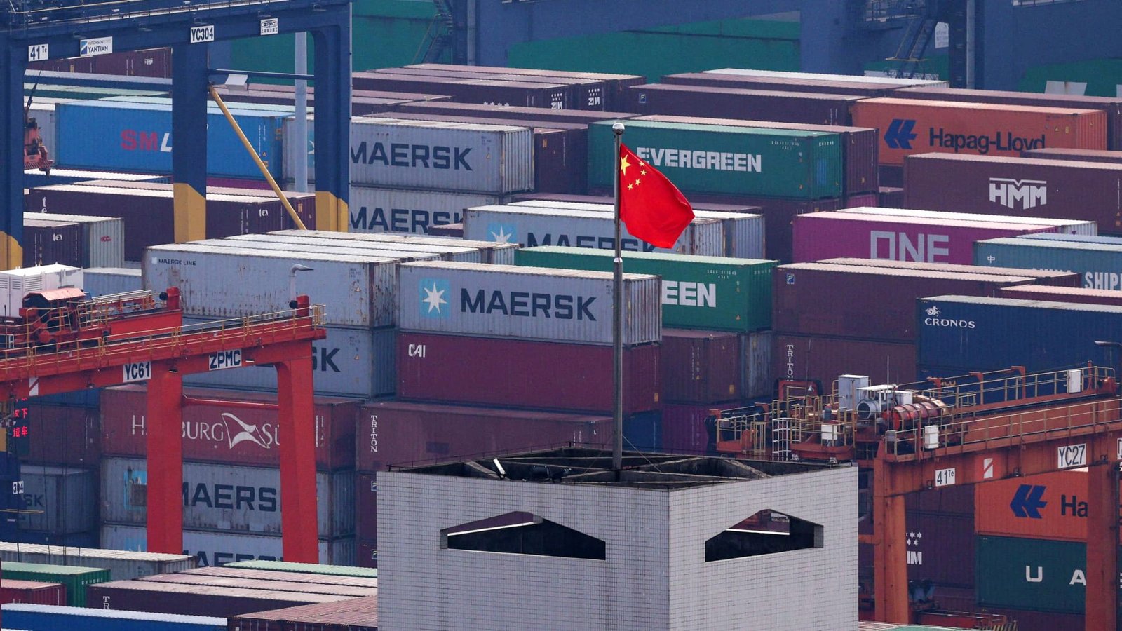 ट्रम्प टॅरिफ असूनही 2025 मध्ये यूएस व्यापार तूट एकूण $901 अब्ज होती